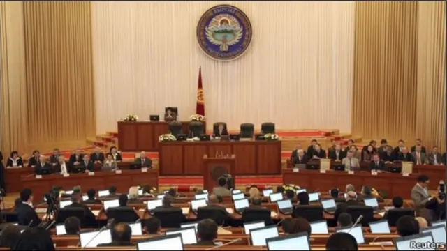 Жогорку Кеңештеги оппозициялык "Ата Мекен" фракциясы "Кумтөрдү" улутташтыруу сунушун көтөрүп чыккан, бирок колдоо тапкан эмес.