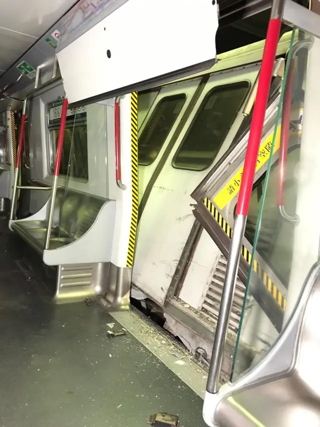 港铁车厢的车门