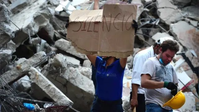 Brigada de rescate tras el terremoto.