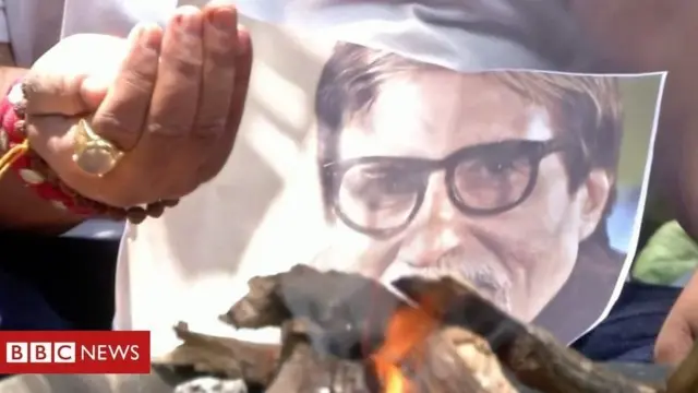 Dad u ducaynaya oo sita sawirka Amitabh Bachchan