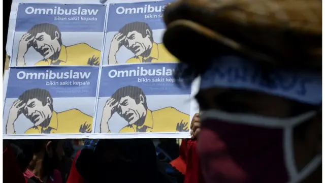 Omnibus Law Cipta Kerja Picu Unjuk Rasa Yang Diwarnai Tembakan Meriam ...