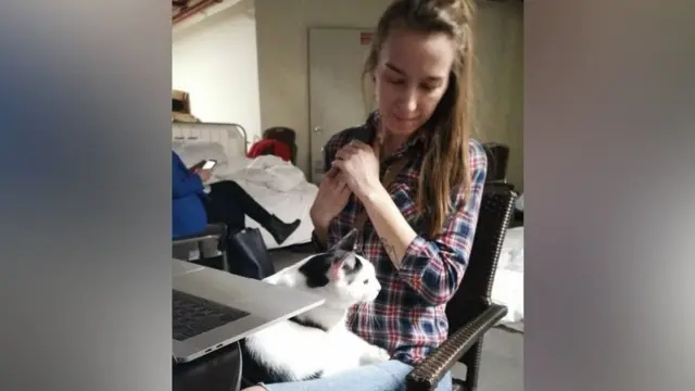 نزحت أناستاسيا وقطتها من المنزل