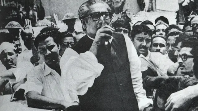 জানুয়ারি মাসে ইয়াহিয়া খানের সাথে এক দফা আলোচনা শেষে সাংবাদিকদের ব্রিফ করছেন শেখ মুজিব।