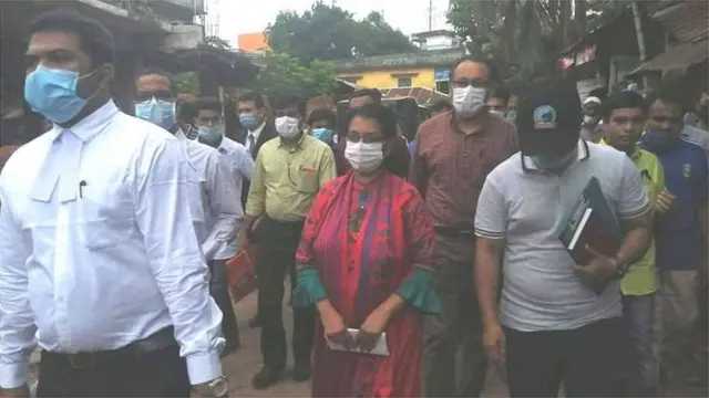 মামলা দায়ের করা শেষে আদালত থেকে বেরিয়ে আসছেন সিনহা রাশেদের বোন