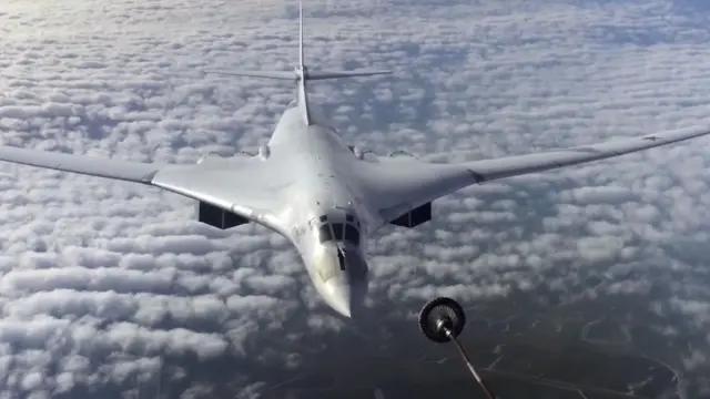 Российский бомбардировщик Ту-160 во время дозаправки в воздухе