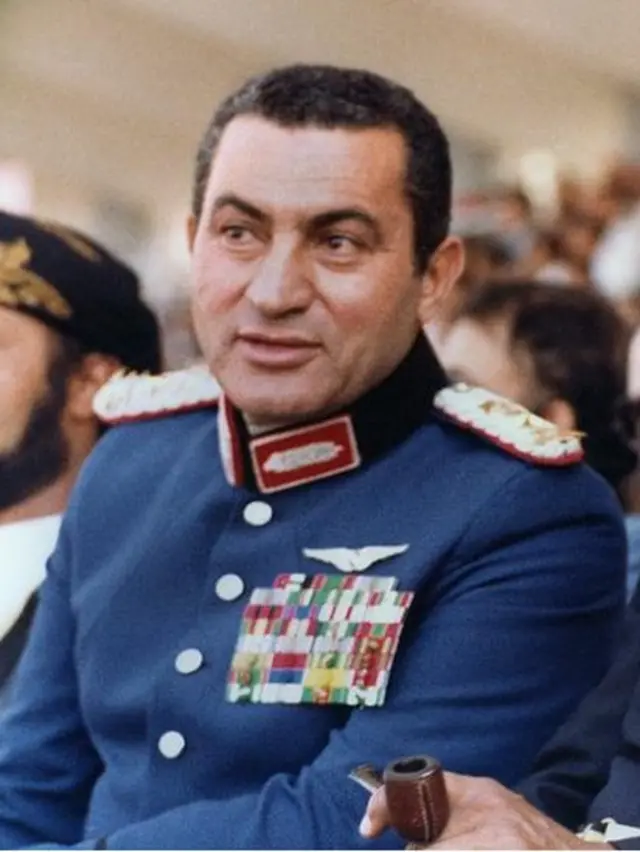 Хосни Мубарак биринчи кезекте аскер адамы эле