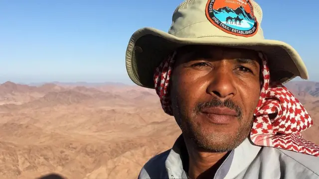 يقول منصور إن مصاحبة السالكين لدرب سيناء الجديد وحَّد أبناء العشائر