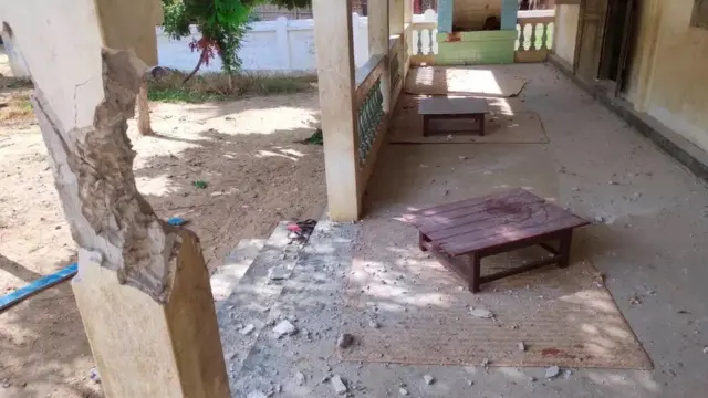 হামলার পরে স্কুলের বাইরে ধ্বংসাবশেষ