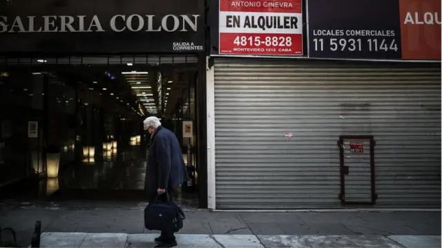 Un hombre, en una calle vacía de Buenos Aires.