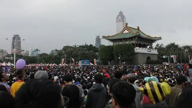 现场涌进许多支持群众,从远方看过去人山人海,主办单位宣称有20万人(BBC Chinese)。