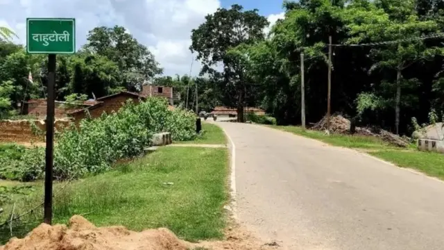 ਜ਼ਮੀਨ ਦੀ ਵਾਹੀ ਲਈ ਮੰਜੂ ਨੇ ਟਰੈਕਟਰ ਨਾਲ ਹਲ਼ ਚਲਾਇਆ, ਜਿਸ ਨੂੰ ਲੈ ਕੇ ਵਿਵਾਦ ਹੈ