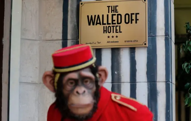 İsrail vatandaşlarının, Batı Şeria'nın pek çok bölgesine gitmeleri yasak. Ancak otel, İsrail'in kontrolü altındaki kentte olduğu için İsrailliler tarafından da ziyaret edilebilecek.