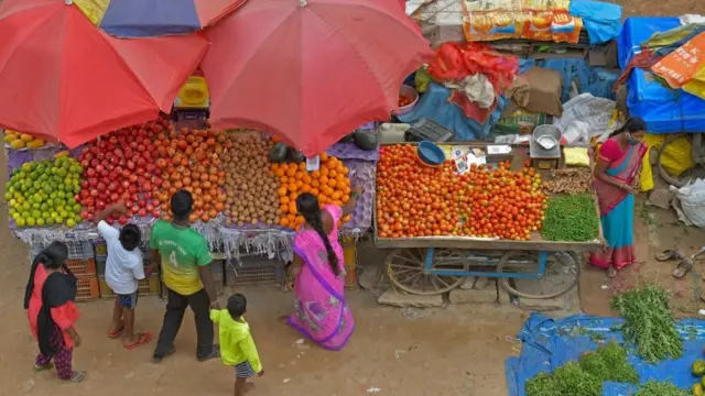 શાકભાજી વિક્રેતા કે દુકાનદારોને સુપરસ્પ્રેડર્સ ગણવામાં આવે છે, તેઓ રોજ અનેકના સંપર્કમાં આવતા હોય છે