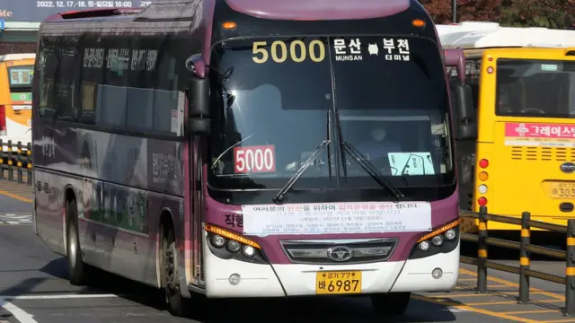 경기도 광역버스가 입석금지를 시행한 18일 경기도 고양시 일산동구청앞 광역버스 버스정류장 앞을 지나는 5000번 버스앞에 입석운행 중지 안내문이 붙여있다