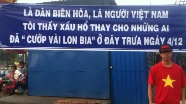 Mast cùng băng rôn "xấu hổ" về vụ "hôi bia" hồi 2013
