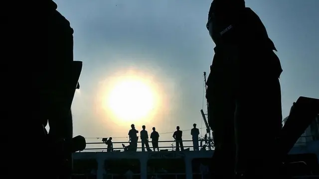 ঢাকার কাছে এক ফেরি টার্মিনালে পাহারা দিচ্ছে র‍্যাব, ১০-১১-২০০৪।