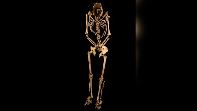Esqueleto de hombre crucificado