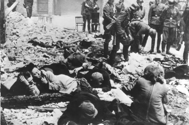 گتوی ورشو. تعداد زیادی از یهودیان از این گتو به اردوگاه‌های مرگ فرستاده شدند