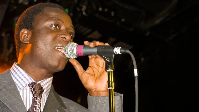 Thione Ballago Seck a mené une carrière musicale respectable avec son groupe le Raam Daan