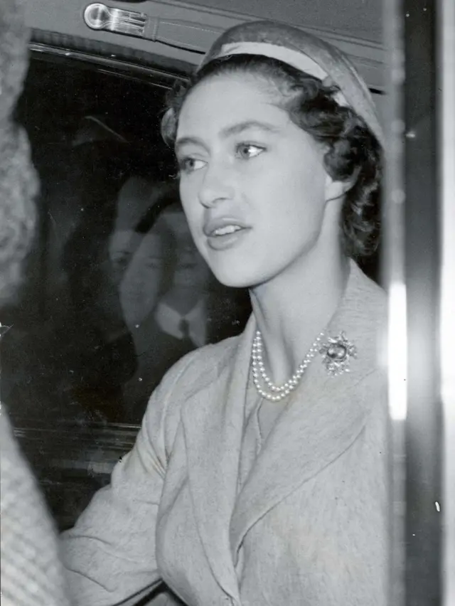 La princesa Margarita al regresar a Londres del castillo de Balmoral en octubre de 1955 para reunirse con Townsend.