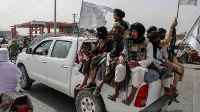 阿富汗坎大哈塔利班武裝戰鬥人員在街頭巡邏（17/8/2021）