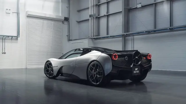 موتور T-50 دوازده سیلندر است و ۶۳۳ اسب بخار نیرو تولید می‌کند