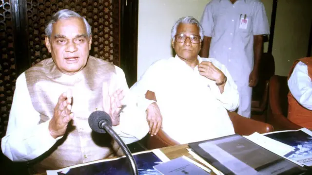 অটলবিহারী বাজপেয়ীর ক্যাবিনেটে প্রতিরক্ষামন্ত্রী ছিলেন জর্জ ফার্নান্ডেজ