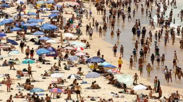 सिडनी के बोंदी तट पर धूप सेकते लोग