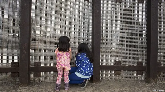 Halkan waa xuduudda San Diego, waxaa la ogolyahay in saaxiibada iyo qaraabada ay ka wada sheekeystaan.