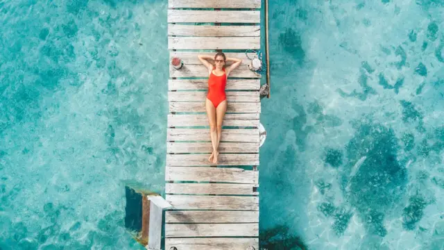 Mujer tomando el sol en México.