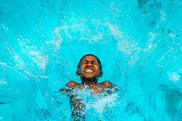 स्वीमिंग पूल में नहाता एक बच्चा