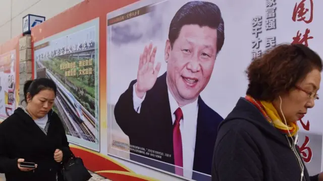 Cartel con el rostro de Xi Jinping
