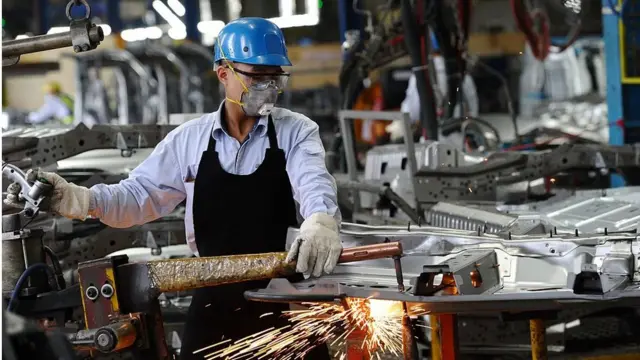 Dư luận bức xúc vì cho rằng công nhân có tay nghề sẽ không được thêm 7% như trước đây