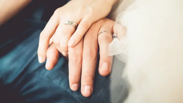 Manos de un hombre y una mujer recién casados