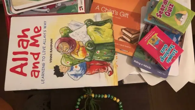 كتب بالإنجليزية لتعليم الأطفال بشأن رمضان والإسلام على منضدة بمنزل علياء