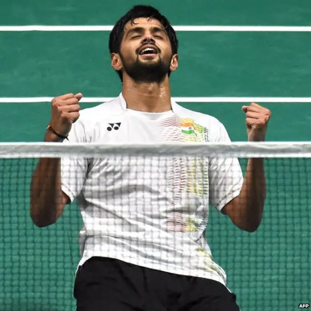 जीत के बाद खुशी में कोर्ट पर बैठे हुए प्रनीथ