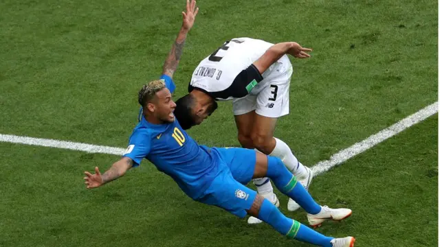 Neymar caindo no jogo contra a Costa Rica