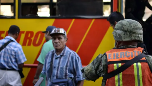 Un soldado vigila una estación de autobuses