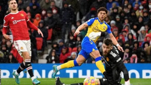 Chủ nhà Man Utd dẫn trước nhưng bị Southampton gỡ hòa ở hiệp 2.