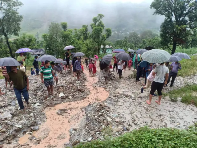 दार्चुलामा पहिरो हेर्दै स्थानीयहरू।