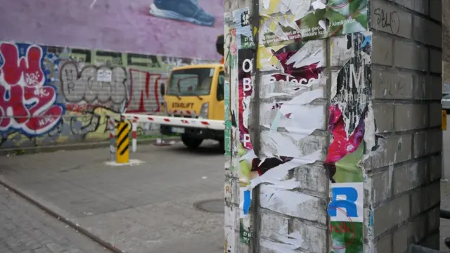 Berlin'in "Türk semti" Kreuzberg'de yırtılmış bir Hayır afişi
