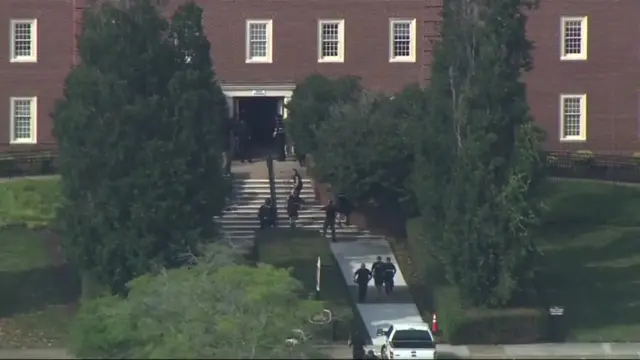 پلیس ساختمان‌های اداری اطراف محل تیراندازی را قرق کرده است