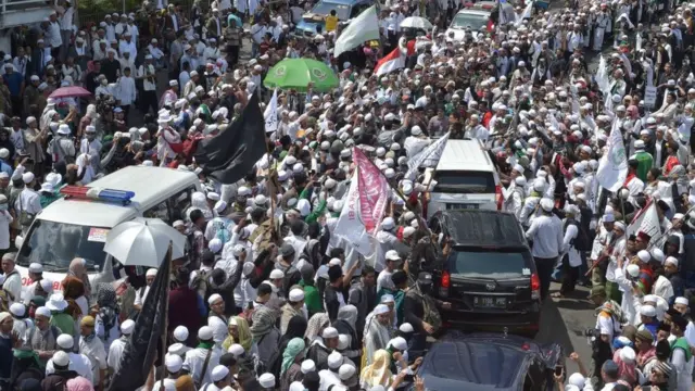 Pendukung Rizieq Shihab mengerumuni mobilnya (warna putih) di Mabes Polri saat Rizieq Shihab diperiksa polisi pada Januari 2017.
