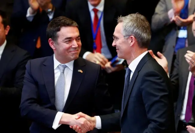 Makedonya Dışişleri Bakanı Nikola Dimitrov ve NATO Genel Sekreteri Jens Stoltenberg