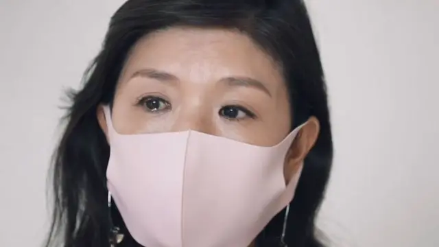 ผู้หญิงใส่หน้ากากร้องไห้