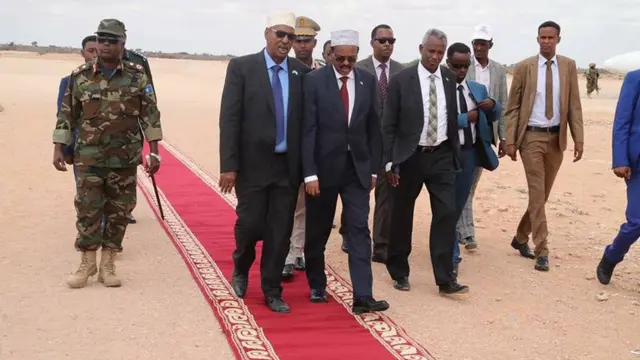 Madaxweynaha Soomaaliya & madaxda maamuladda oo Cadaado isagu tagay