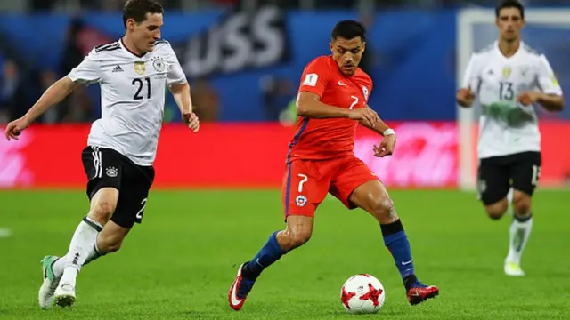 Alexis Sanchez en action contre l'Allemagne lors de la finale perdue (0 à 1) en coupe des Confédérations en Russie