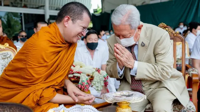 พล.อ.สุรยุทธ์ นมัสการพระคม