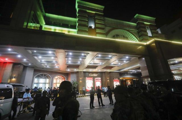 菲律宾特警在首都马尼拉南部的云顶世界酒店外警戒。