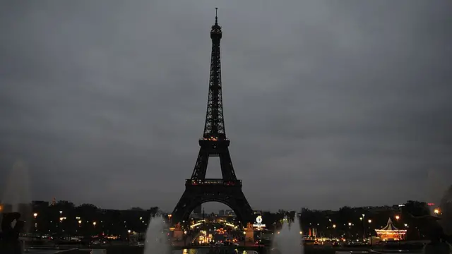 La Torre Eiffel sin luces en el marco de la Hora del Planeta en 2012.